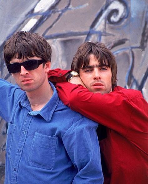 #LiamGallagher and #NoelGallagher photographed by : ©Kevin Cummins. Liam Gallagher 1994, Liam Oasis, Oasis Live, Liam And Noel, Oasis Band, Noel Gallagher, Liam Gallagher, British Rock, Rock Legends