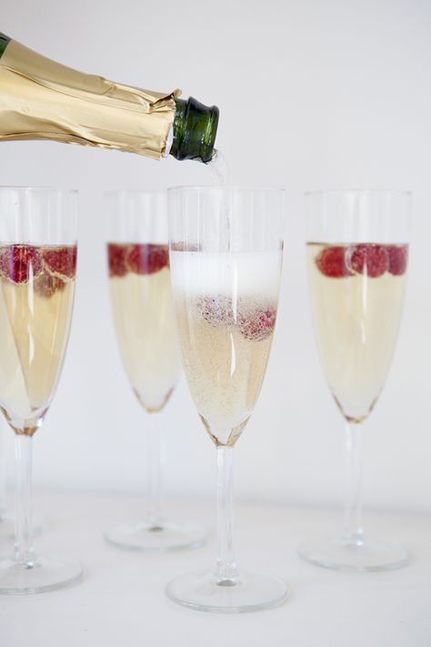 Raspberry Champagne, Painkiller Cocktail, Champagne Recipes Cocktails, Spicy Cocktail, Champagne Cake, Raspberry Recipes, Family Fresh Meals, Raspberry Sorbet, Champagne Cocktail