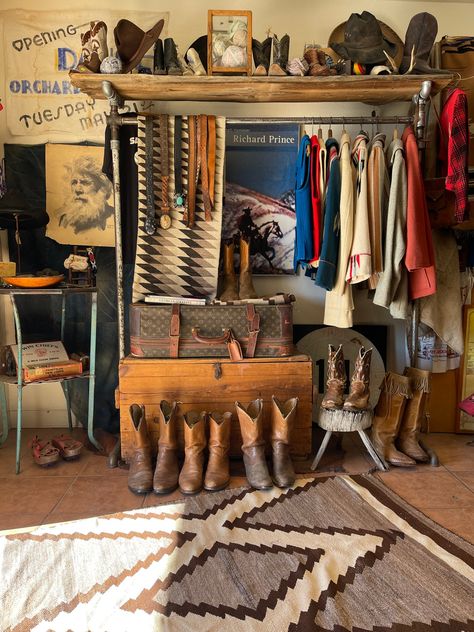 Vintage Store Ideas, Best Clothing Stores, Clothing Store Displays, Clothing Displays, Vendor Booth, Western Store, Vintage Clothing Stores, Best Clothing, Booth Display