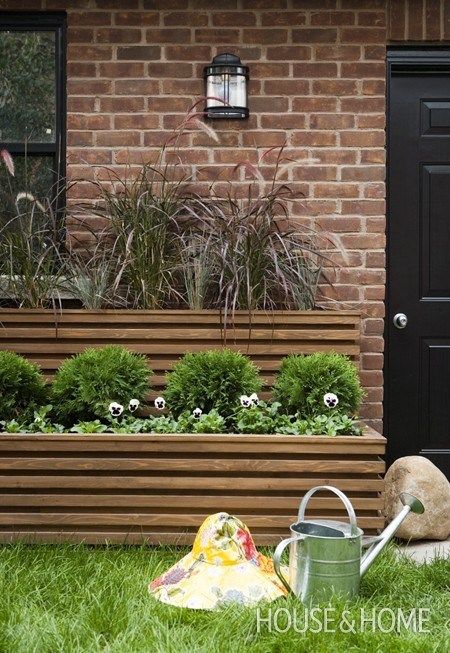 Increase your curb appeal with these landscaping DIY projects! These 5 front yard landscaping ideas are perfect for beginners and can be done in a weekend. tipsaholic.com #yard #curbappeal #DIY Small Front Yards, Grass Design, Front Yards Curb Appeal, Tiered Planter, Modern Front Yard, Raised Flower Beds, Small Front Yard Landscaping, Cedar Planters, Small Front Yard