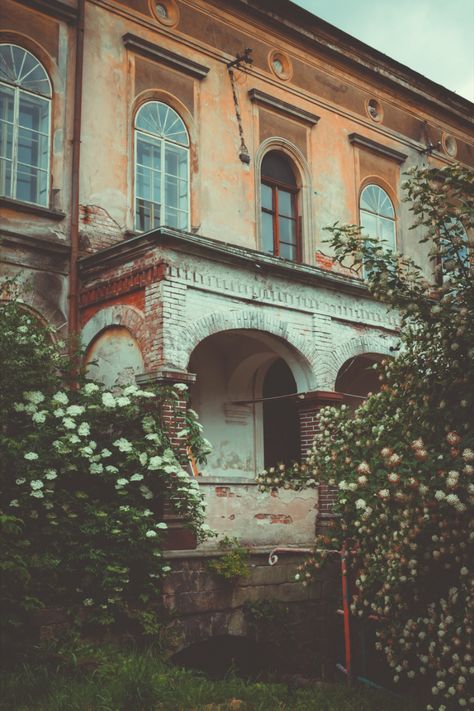 Old building and a flower garden. Floral, summer aesthetic Old Garden Aesthetic, Cottage Addition, Nothing But Flowers, Romantic Garden, Old Door, Old Building, Old Buildings, Old Antiques, Aesthetic Vintage