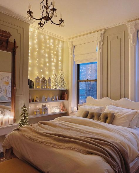 Homes Aesthetic, Reserve Home, Holiday Bedroom Decor, Holiday Bedroom, Traditional Holiday Decor, Christmas Decorations Bedroom, Christmas Room Decor, Christmas Bedroom, Woodland Theme