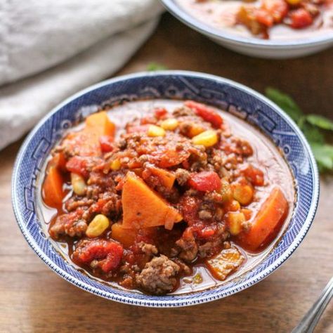 This Easy Weeknight Hamburger Soup with Sweet Potatoes is great for a healthy and filling meal that the whole family will love. Made with simple ingredients like ground beef, sweet potatoes, canned tomatoes, corn and celery. A healthy twist on a well-known recipe! #hamburgersoup #healthyhamburgersoup | eatsbyapril.com Potato Chili Recipe, Sweet Potato Chili Recipe, Classic Chili Recipe, Easy Chicken Soup, Potato Chili, Sweet Potato Soup Recipes, Classic Chili, Cubed Sweet Potatoes, Hamburger Soup