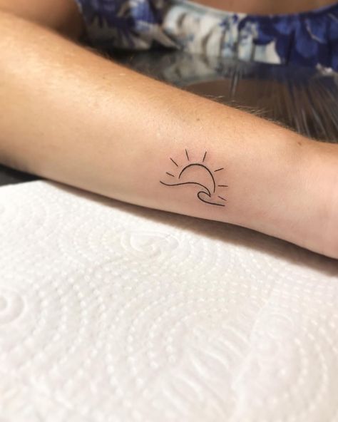 Sunrise Wave Tattoo, Sun And Water Tattoo, Beach Minimalist Tattoo, Beachy Tattoos For Women, Sun And Wave Tattoo, Beach Tattoo Ideas, Lotusblume Tattoo, Tattoo Sonne, Beachy Tattoos