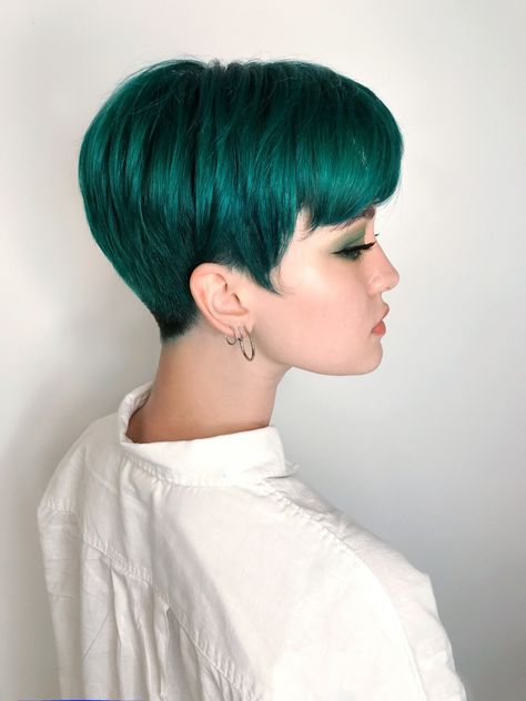 Colorful Pixie Cut, Green Pixie Cut, C4 Hair, Androgynous Hairstyles, Green Short Hair, Short Hair Shaved Sides, Short Green Hair, Graduated Haircut, Short Dyed Hair