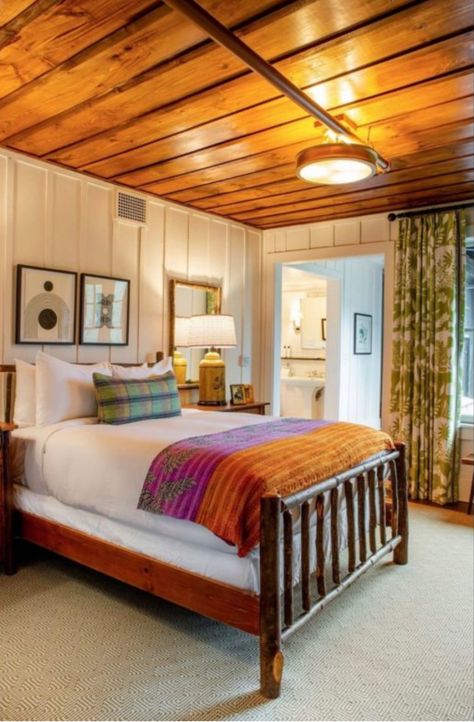 Lodge Guest Bedroom Ideas, Camp Decorating Ideas Interiors, Beach Cabin Bedroom, Mountain Cottage Bedroom, Cozy Mountain Cottage, Cabin Master Bedrooms Cozy, Cabins And Cottages Interior, Cabin Interiors Bedroom, Cabin Interiors Cozy