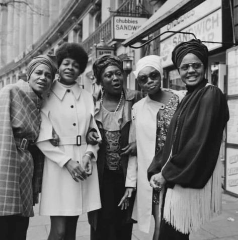 Rare photo of Esther Rolle (“Good Times”) in London with fellow actors of the Negro Ensemble Company in the mid 60s. Notice to her right Frances Foster who played Gertie Vincent in the infamous “meat loaf” episode as well as Clarice Taylor (L) who went on to play Dr. Huxtable’s mother on “The Cosby Show”. Romanian Royal Family, Billy Kidd, British Women, Oral History, African Diaspora, Africa Fashion, African History, British History, Victoria And Albert