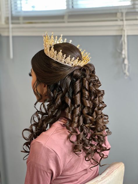 Quinceanera Hairstyle, Hairstyles Crown, Sweet 16 Hairstyles, Quinceanera Makeup, Down Hairstyles For Long Hair, Half Up Half Down Hairstyle, Braided Crown, Down Hairstyle, Quince Hairstyles With Crown