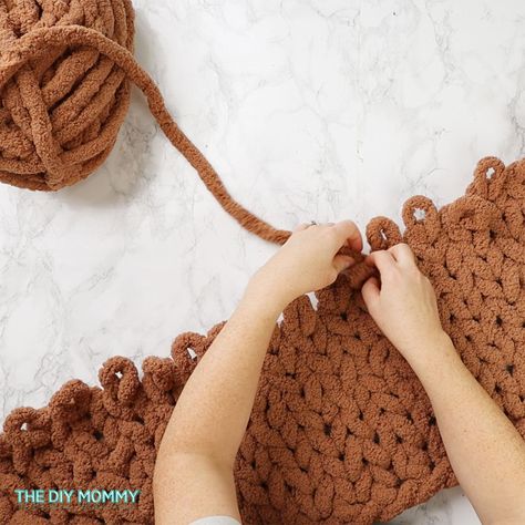 Diy Chunky Blanket, Knit A Chunky Blanket, Finger Knitting Blankets, Chunky Blanket Diy, Chunky Blanket Pattern, Arm Crocheting, Chunky Yarn Blanket, Finger Knitting Projects, Crochet Blanket Diy