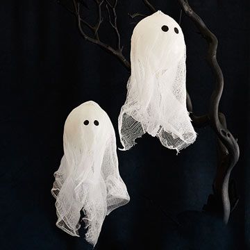 Dinner Ghosts. Ideas curated by SavingStar. Save money on your groceries and online shopping with savingstar.com! Balloon Ghosts, Ghost Balloons, Floating Ghost, Cheesecloth Ghost, Halloween Blow Ups, Floating Ghosts, Floating Balloons, Zombie Party, Halloween Balloons