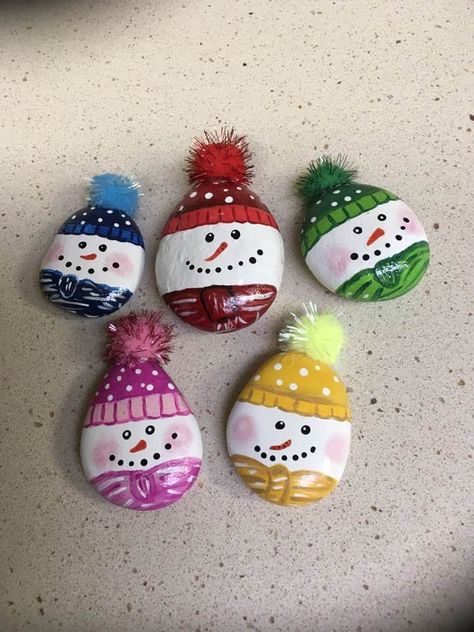 Snowman Rocks, The Holiday Movie, Painting Snowflakes, Christmas Pebble Art, Diy Rock Art, Painted Rock Animals, Stone Art Painting, Painted Rocks Kids, Christmas Rock