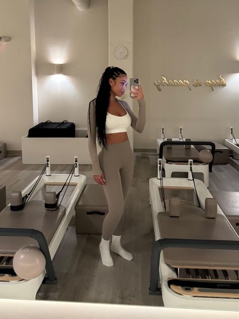 Workout Mom Aesthetic, Black Pilates Aesthetic, Pilates Aesthetic Black Women, Pilates Black Women, Pilates Mom Aesthetic, Fit Mom Aesthetic, Black Pilates Princess, Pilates Hairstyles, Pilates Mom