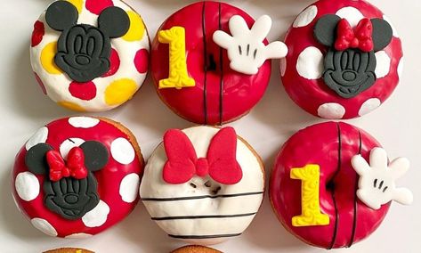 Γενέθλια Mickey Mouse, Mickey And Minnie Cake, Minnie Mouse Birthday Cakes, Minnie Cake, Mickey Mouse Cake, Mickey Party, Minnie Birthday, Mini Donuts, Cake Donuts