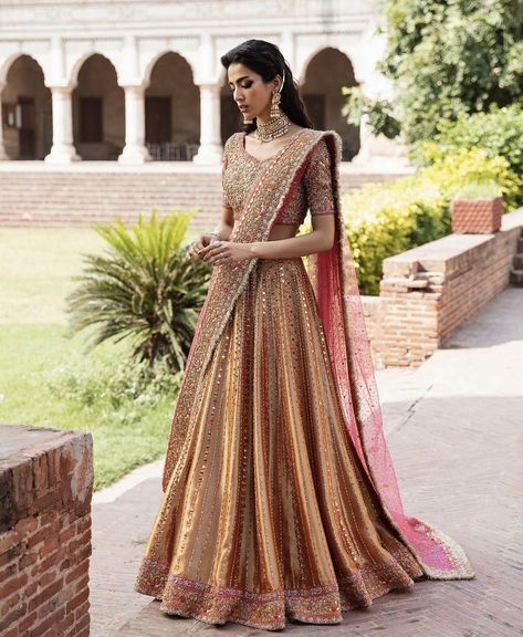 Wedding Aesthetics Indian, Engagement Dress Traditional, Reception Dress Bride Indian Lehenga, Engagement Lehenga Indian, Indian Engagement Outfit, Mehendi Lehenga, Engagement Lehenga, Bridal Lehenga Designs, Simple Lehenga