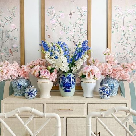 Colorful Chinoiserie, Credenza Styling, Beach Home Interiors, Colorful Arrangements, Buffet Console, Blue Chinoiserie, Casual Dining Rooms, Chinoiserie Chic, Elegant Dining Room