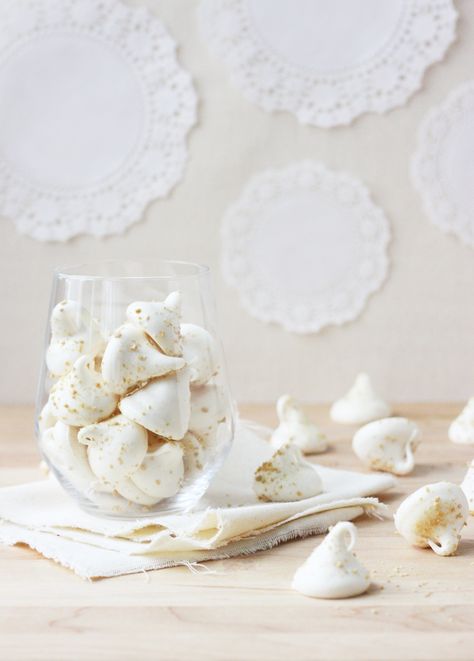 These super cute mini meringues are super crisp, but melt and become sticky in the mouth, like honeycomb does. An irresistible edible gift! Maple Meringue, Meringues Recipe, Mini Meringues, Popular Desserts Recipes, Maple Recipes, Most Popular Desserts, Meringue Recipe, Pie Bites, Sweet Party