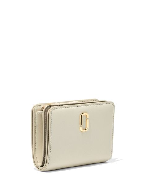 The Mini Compact wallet from Marc Jacobs featuring cream white, beige, leather, gold-tone logo plaque, embossed internal logo, top zip fastening, card slots and note compartment. This item is in size UNI and the color is White Girly Bags Handbags, Wallets For Women Designer, Louis Vuitton Keychain, Marc Jacobs Wallet, School Bag Essentials, Cute Wallet, White Wallet, Womens Wallet, Cute Wallets