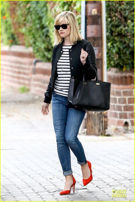 reese witherspoon Red Shoes Outfit, Reece Witherspoon, Reese Witherspoon Style, Style Désinvolte Chic, Red High, Reese Witherspoon, Red Shoes, Primavera Estate, Moda Fashion