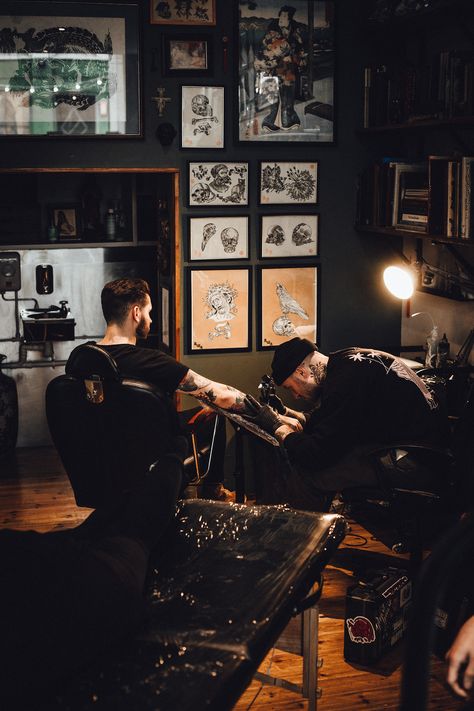 It's a Man's World Tattooing Aesthetic, Tattoo Artists Aesthetic, Tattoo Studio Aesthetic, Tattoo Shop Aesthetic, Tattoo Artist Aesthetic, Cover Ups Tattoo, Tattoo Room, Tattoo Shop Interior, Tattoo Photoshoot