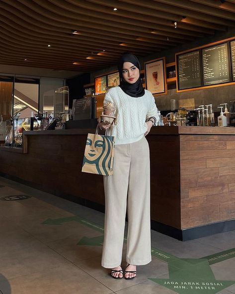 Muslimah College Outfit, Hijab Everyday Outfit, Simple Hijabi Outfits, Simple Hijab Outfit, Outfit Bukber, Muslimah Fashion Casual, Fesyen Islam, Outfit Hijab Casual, Muslim Outfits Casual