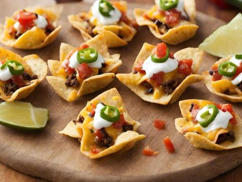 Mini Nachos: Bite-Sized Deliciousness! - NewsBreak Individual Nachos, Nacho Bites, Classic Nachos, Carb Friendly Recipes, Taco Bites, Football Appetizers, Salsa Guacamole, Keto Plan, Mini Tortillas