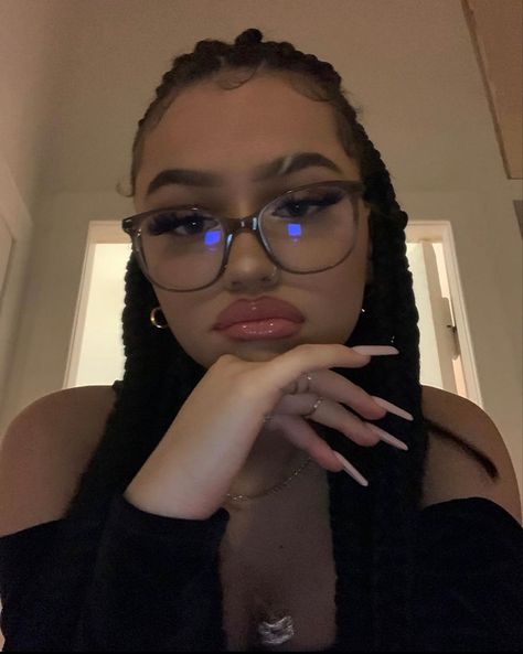 Pretty Dominicans, Latino Woman, Eyebrow Slits, Foto Insta, Dream Woman, Brunette Aesthetic, Aesthetic Styles, Glasses Inspiration, Latina Makeup