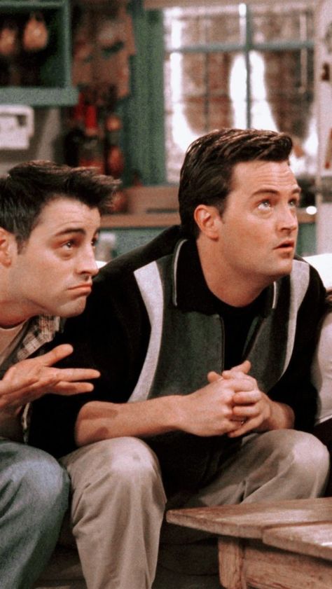 #friends #joey #chandler #fibi #rachel #monica Joey And Chandler, Friends Joey, Chandler Friends, Joey Chandler, Joey Friends, Friends Best Moments, Friends Scenes, Matt Leblanc, Friends Episodes