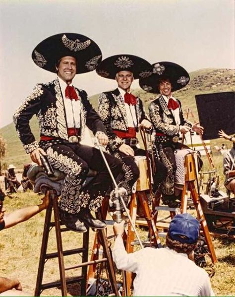 Chevy Chase, Steve Martin and Martin Short on their “horses” on the set of Three Amigos John Candy, Three Amigos, Martin Short, Chevy Chase, Steve Martin, Classic Movies, Man Humor, Funny People, Popular Memes