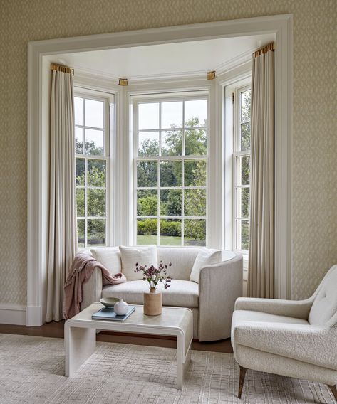 Bay Window Decor, Bay Window Living Room, Bedroom Windows, Living Room Windows, Modern Bedroom Design, New Living Room, Formal Living Rooms, Window Seat, Front Room