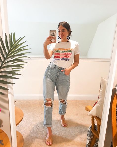 Mexican Huaraches Outfit Jeans, Cute Outfits With Mexican Huaraches, Huaraches Outfit, Mexican Sandals Huaraches, Mexican Sandals, Spring Morning, Mexican Outfit, Jeans Outfit Casual, Mom Style