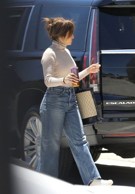 Jennifer Lopez Style, Jennifer Lopez Outfits, Celebrity Outfits, Outfits Casual, Mom Outfits, Style Outfits, Jennifer Lopez, Jean Outfits, Bell Bottom Jeans