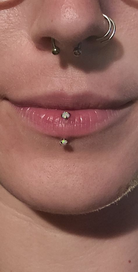 Double Nostril Piercing With Septum, Labret Piercing Small Lips, Gold Vertical Labret Piercing, Verticle Labret Jewelry, Vertical Labret Small Lips, Septum And Labret Piercing, Septum And Vertical Labret, Medusa And Vertical Labret Piercing, Septum With Double Nose Piercing