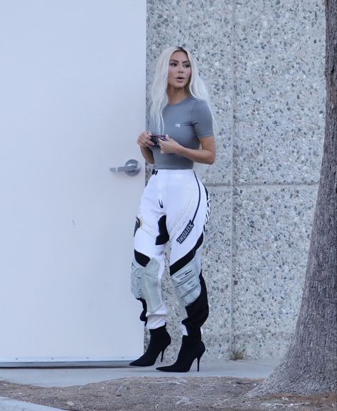 Kim Kardashian Style Outfits, Kardashian Casual Outfit, Kylie Jenner Street Style, Kim Kardashian Outfits, Kardashian Outfit, All Black Fashion, Kim Kardashian Style, Altering Clothes, Kardashian Style