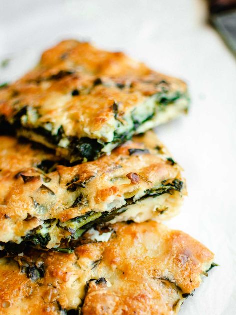 Crustless Spinach Pie With Feta Cheese - Real Greek Recipes Crustless Spinach Pie, Vegetarian Greek Recipes, Feta Rolls, Spinach Feta Quiche, Dimitras Dishes, Feta Quiche, Mediterranean Appetizers, Greek Diet, Healthy Pies