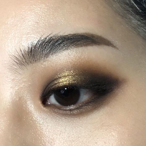 black & gold winged halo eye CCW : MakeupAddiction Gold Halo Eyeshadow, Black And Gold Eyeshadow, Gold Smoky Eye, Eyeshadow Techniques, Halo Eyeshadow, Halo Eye Makeup, Black Gold Nails, 20 Makeup, Mekap Mata