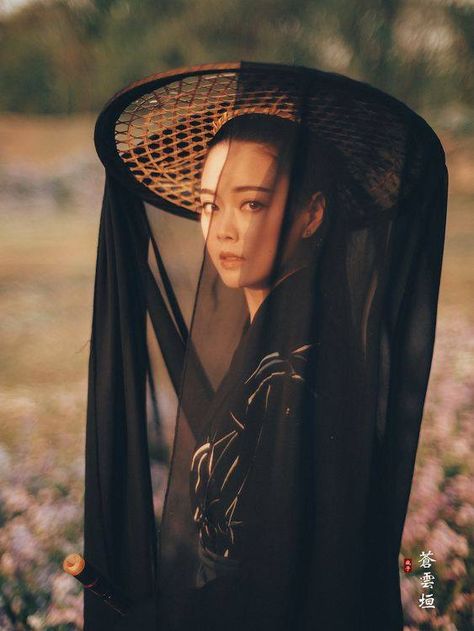 Traditional Chinese Hanfu and Weimao/帷帽 hat. Chinese Hat, Chinese Fashion, Chinese Hanfu, Chinese Clothing, Traditional Fashion, Chinese Culture, Fantasy Fashion, Asian Style, Wabi Sabi