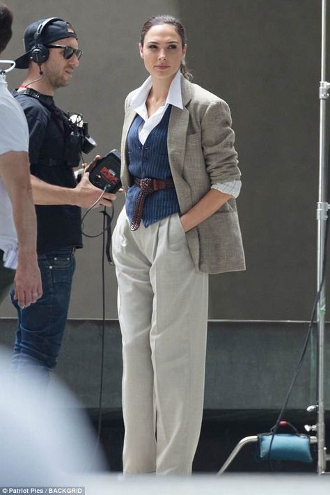 Ww84 Outfits, Working Woman Outfit, Gal Gadot Style, Wonder Woman Outfit, Vest Outfits For Women, Stylish Office, Sopot, Miami Vice, Chris Pine