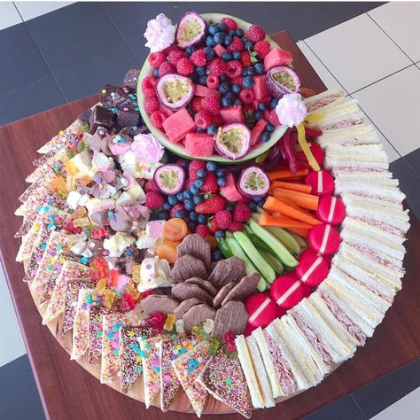 Party Platter, Dessert Platter, Party Food Buffet, Party Food Platters, Kids Party Food, Party Platters, Birthday Party Food, Grazing Tables, Food Table