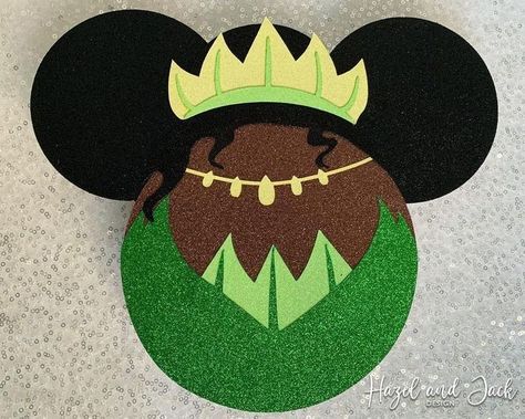 Wooden Door Decor, Disney Christmas Diy, Disney Hall, Disney Cruise Magnets, Disney Xmas, Disney Diy Crafts, Minnie Y Mickey Mouse, Disney Classroom, Princesa Tiana