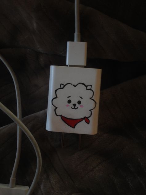 Plug Painting Ideas, Charger Painting Ideas Aesthetic, Phone Charger Painting Ideas, Paint Charger Cube, Charger Painting Ideas, Charger Art, Phone Case Diy Paint, Diy Phone Case Design, Retro Phone Case