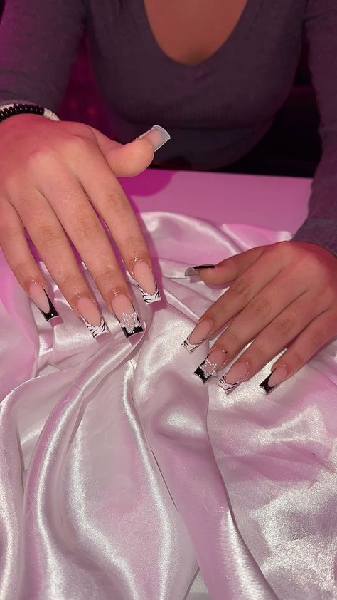 There's a new beauty trend taking over Instagram and it's absolutely stunning. Say hello to "quartz nails". Nail Ideas Medium Square, Y2k Nails Black, Short Frenchies, Bday Hairstyles, Bts Nails, Prom 2k24, Quartz Nails, Forever Roses, Cute Short Nails