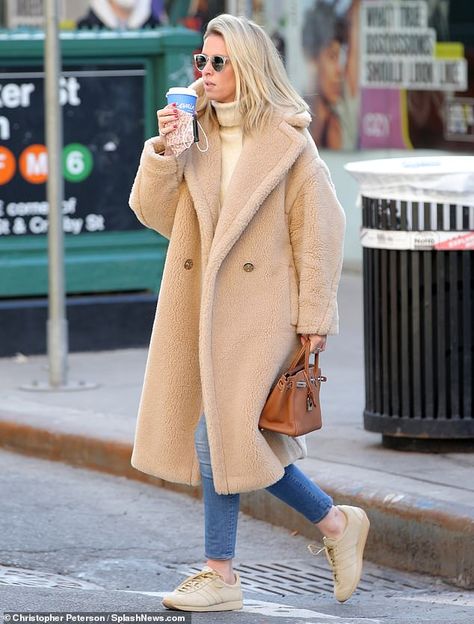 Pairing well: The socialite also wore a cream-colored turtleneck sweater and a set of Adid... Beige Teddy Coat Outfit, Cream Teddy Coat Outfit, Beige Sweater Outfit, Beige Teddy Bear, Teddy Coat Outfit, Cream Outfit, Quick Coffee, Teddy Bear Coat, Turtleneck Outfit