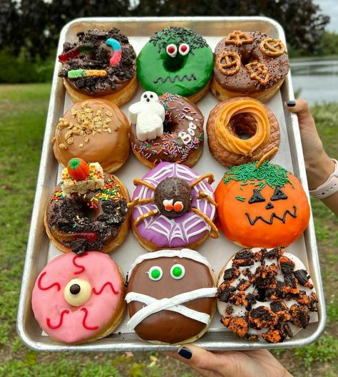 Fall Donuts Decorating Ideas, Fall Donut Decorating Ideas, Spooky Donut Ideas, Fall Donuts Decorated, Fall Donuts Ideas, Halloween Doughnuts Ideas, Donut Recipes Easy, Halloween Donuts Ideas, Donut Halloween