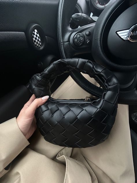 bottega veneta, mini bag, everyday bag, ootd, winter favorites, cozy outfit, trench coat, style Bottega Veneta Mini Bag, Outfit Trench, Winter Favorites, Ootd Winter, Trench Coat Style, Coat Style, Cozy Outfit, Everyday Bag, Bottega Veneta