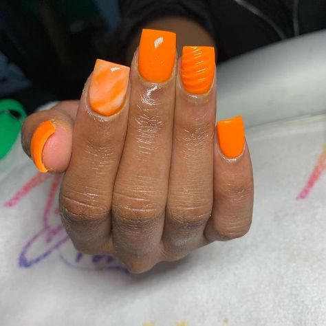 Baddie Short Acrylic Nails Orange, Orange Shorties Acrylic Nails, Shorties Nails Orange, Acrylic Nails 2 Different Color Hands, Orange Baddie Nails Short, Cute Short Nail Sets Fall, Cute Orange Nails Short, Short Yellow Acrylic Nails, Short Orange Nail Designs