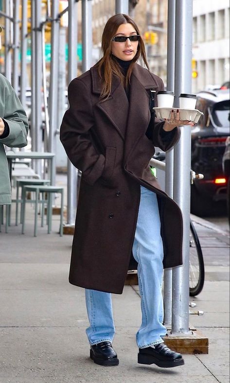 Hailey Bieber Nyc Winter, Hailey Bieber Winter Fashion, Winter Hailey Bieber Outfit, Model Off Duty Style Winter New York, Hailey Bieber Fall Fashion, Coat 2023 Winter, Wardrobe Nyc Coat, Winter Street Style Nyc, Winter Nyc Style