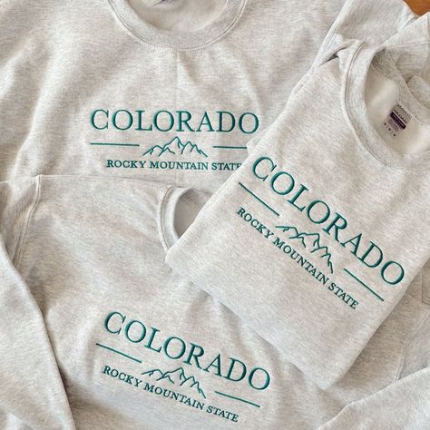 Mountain Doodle, Etsy Inspiration, Crewneck Vintage, Country Wear, College Shirts, Colorado Mountain, Embroidered Tee, Embroidery Sweatshirt, Embroidered Crewneck