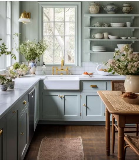 Cape Cod Interior Design Small Kitchen, Colorful Small Kitchen, Nantucket Style Kitchen, Small Cottage Kitchens, Cozy Cottage Interiors, Modern Cottage Kitchen, Cape Cod Kitchen, Cottage Kitchen Ideas, Cozy Cottage Kitchen