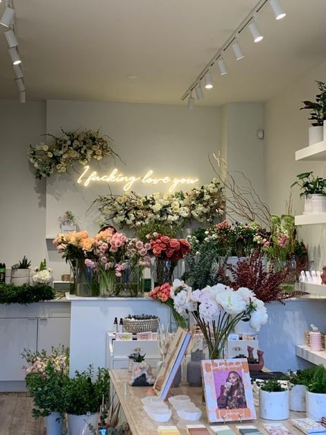 Mexican Flower Shop, Flower Store Design Floral Shops, Florist Shop Aesthetic, Modern Flower Shop, Florist Interior, Flowershop Ideas, Aesthetic Flower Shop, Florist Boutique, Florist Shop Interior