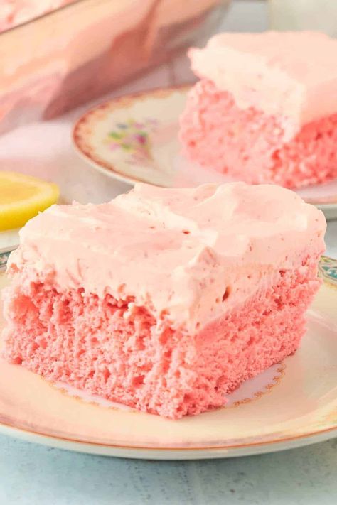 Old Fashioned Desserts, Pink Lemonade Frosting, Lemonade Cake Recipe, Pink Lemonade Cake, Lemonade Cake, Cake Simple, Lemon Cake Mixes, Buttery Biscuits, Vanilla Pudding Mix